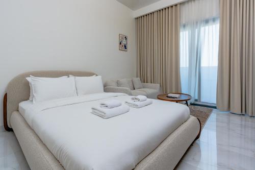 Nasma Luxury Stays - Modern Studio with Balcony & Premium Amenities