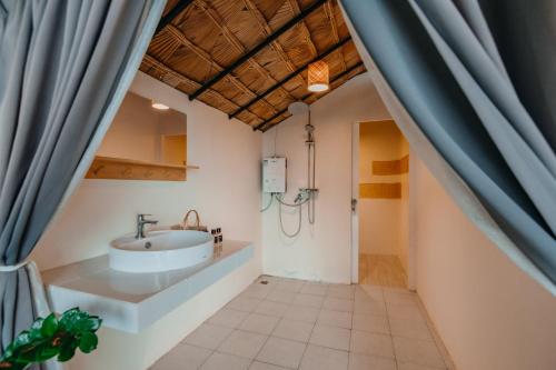 a bathroom with a sink and a shower at เดอะเฌอร์ โฮมสเตย์-The Sher in Ban Thung Phan Ha