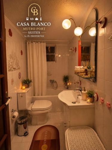 ein weißes Badezimmer mit Toilette und Waschbecken in der Unterkunft Casa Blanco Metro Port Suites in Piräus