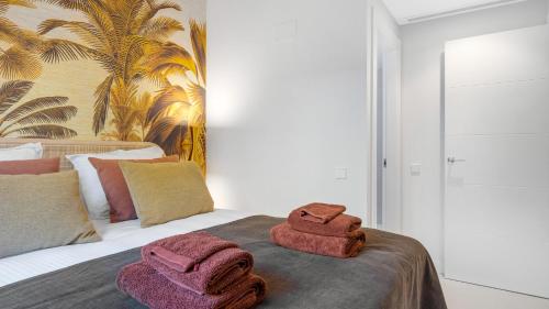 a bedroom with a bed with two towels on it at Oasys de Ipanema in La Cala de Mijas