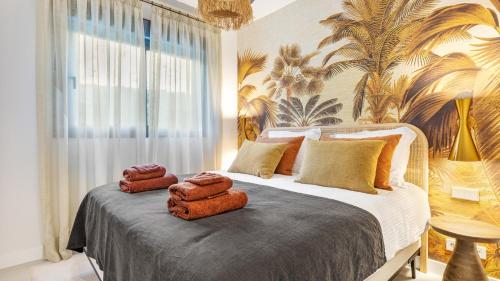 a bedroom with a bed with two towels on it at Oasys de Ipanema in La Cala de Mijas