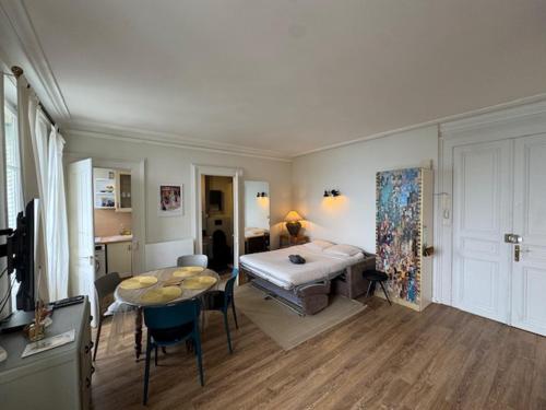 a room with a bed and a table and a bedroom at Le Beaupré face au lac Leman in Évian-les-Bains