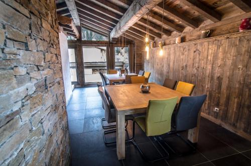 une salle à manger avec une table et des chaises en bois dans l'établissement CHALET L'ETAGNE, à Courchevel