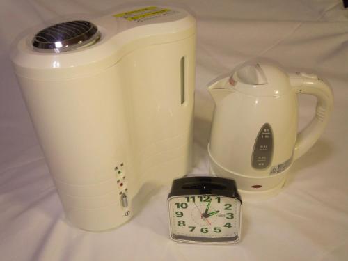 a blender and a alarm clock next to a tea kettle at Hotel Matsumoto Hills in Matsumoto