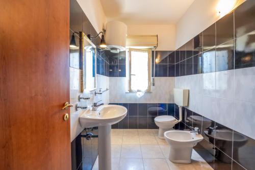 a bathroom with two toilets and a sink at Il Gabbiano rooms in Donnalucata