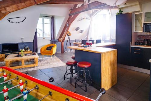 Elegance anglaise en hypercentre du Mans avec vidéoprojecteur, babyfoot et fléchette