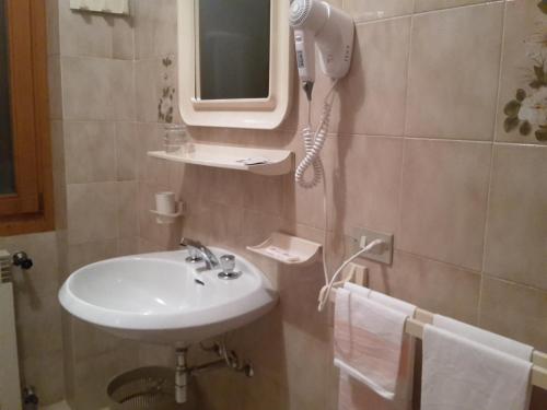 Ett badrum på Hotel Mignon