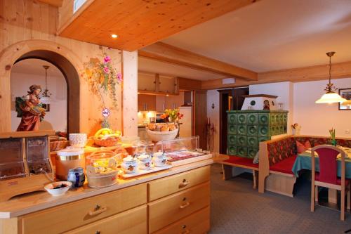 eine Küche mit einer Theke mit Lebensmitteln darauf in der Unterkunft Frühstückspension Tannenhof in Kirchberg in Tirol