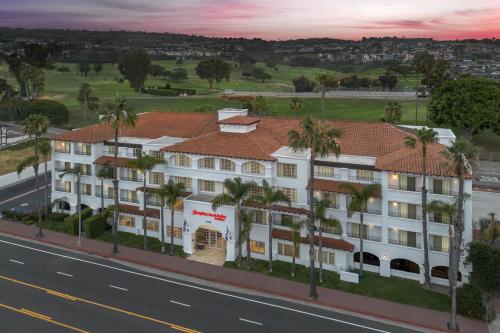 an aerial view of a building with palm trees at Hampton Inn & Suites San Clemente - Fully Renovated in San Clemente