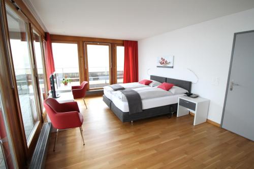Postel nebo postele na pokoji v ubytování Hotel Kurhaus am Sarnersee