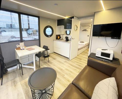 a small room with a desk and a kitchen at Fjord Lyckholm in Schleswig