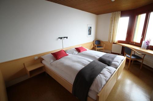 Postelja oz. postelje v sobi nastanitve Hotel Kurhaus am Sarnersee