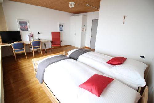 Postel nebo postele na pokoji v ubytování Hotel Kurhaus am Sarnersee