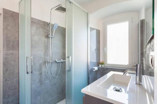 a bathroom with a sink and a shower at Il nido di Argegno in Argegno