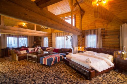 a room with a bed and a couch in a room at Wellness Cottage CEDER in Tatranská Lomnica