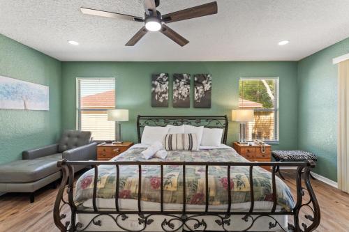 a bedroom with a bed and a ceiling fan at 25% Off 3BR Disney Area Villa in Davenport
