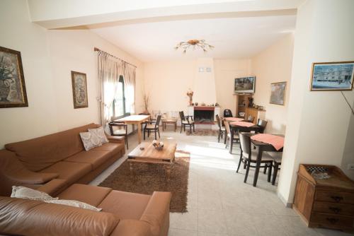 ein Wohnzimmer mit einem Sofa und einem Tisch in der Unterkunft Hotel Galaxias in Kato Loutraki