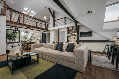 Luxury Haven 3BR Penthouse, 3Bath, Hot Tub & Roof