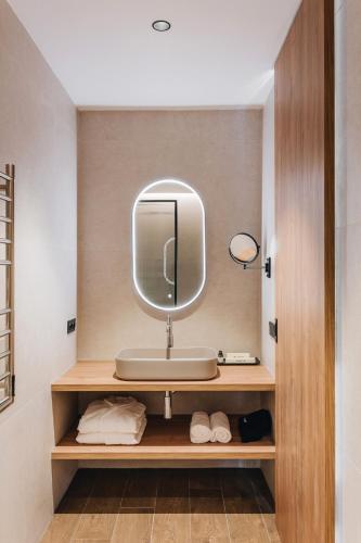 a bathroom with a sink and a mirror at La Chipirona Hotel in Valencia