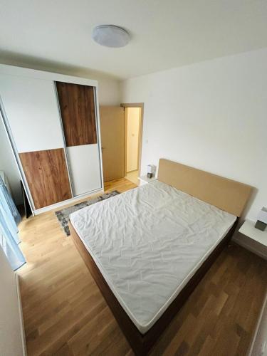 a bedroom with a large bed in a room at Sabac City Apartman Centar S2 in Šabac