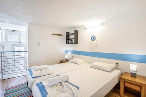 a bedroom with two beds and a window at Villa Sissy in Kerames