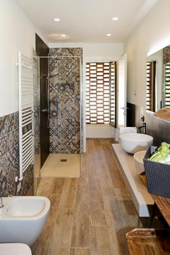 a bathroom with two sinks and a shower at Agriturismo La Rocca in Bardolino
