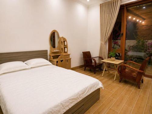 a bedroom with a bed and a tv in it at Góc Núi Homestay in Thôn Dư Khánh
