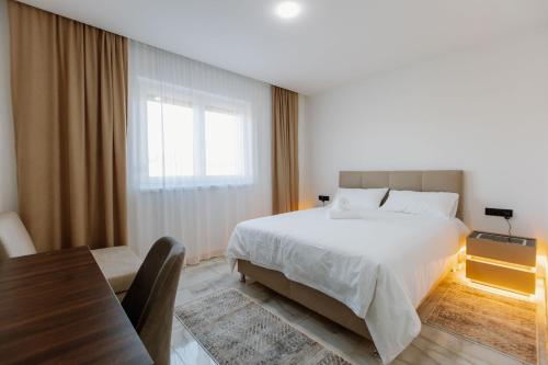 ein Schlafzimmer mit einem Bett, einem Tisch und einem Fenster in der Unterkunft Rustikana doo in Livno