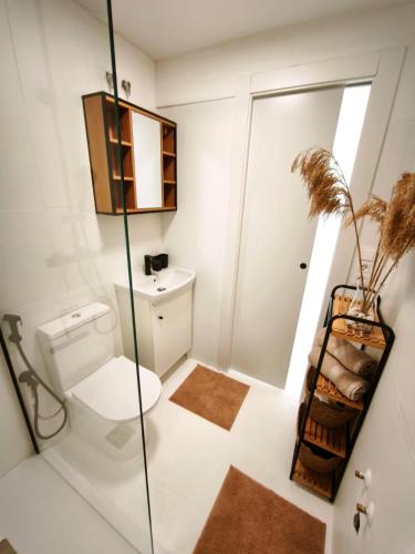 a bathroom with a toilet and a glass shower at Bungalow con Encanto in Torrevieja