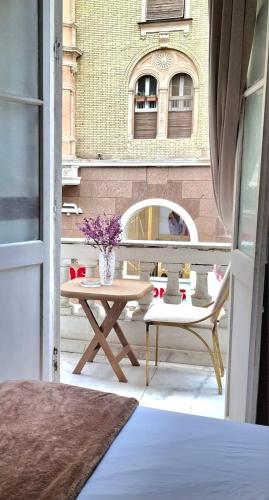 a balcony with a table and a bench and a table at Dawn tawn velavet in Cairo
