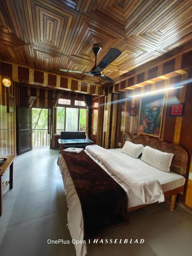 a bedroom with a large bed in a room at Mountain Orchid in Manāli