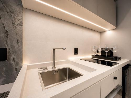 a kitchen with a sink and a counter top at Setai Yatch Garden-Deluxe Praia-Piscina no rooftop in João Pessoa