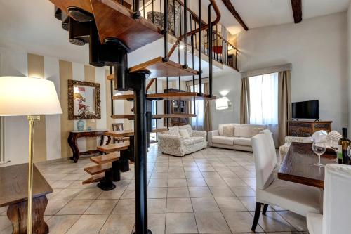 Taddeo Apartement by Mamo Florence