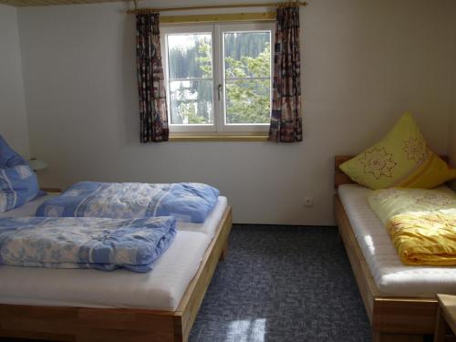 Zimmer mit 2 Betten und einem Fenster in der Unterkunft Haus Sonnenschein in Warth am Arlberg