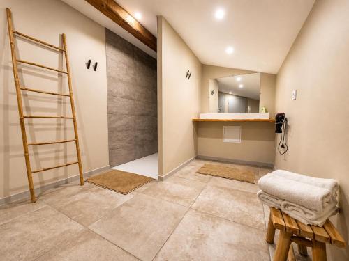 a bathroom with a ladder and a sink in a room at Chambre d'hôtes Les Berges de l'Aude - B&B - Proche Canal du midi & Carcassonne in Puicheric