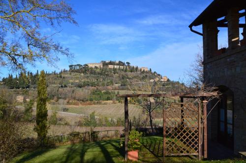 a view of a hill with a house and a gate at Agriturismo Nobile in Montepulciano