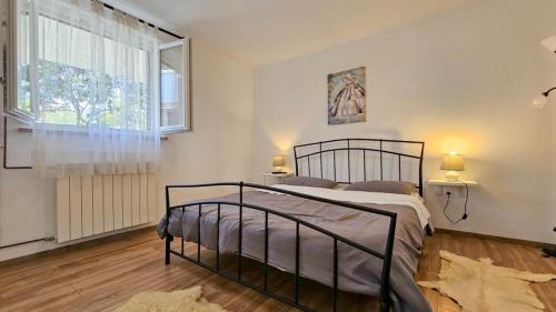 a bedroom with a bed and a window at Ivanka Studio in Dajla