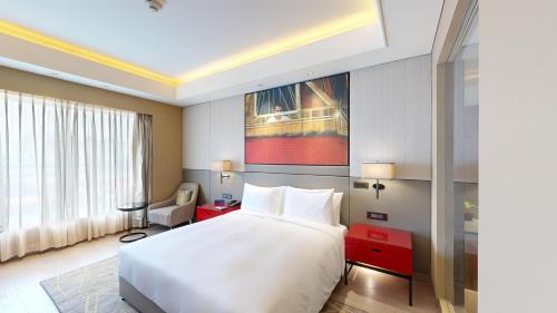 Giường trong phòng chung tại Radisson Blu Faridabad