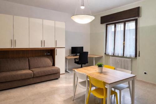 Large studio apartment with study area, Dergano-Bovisa