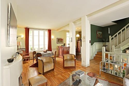 My Beautiful House With a Garden in Paris