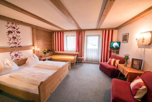 a hotel room with a bed and a couch at Pension Grafengut in Radstadt