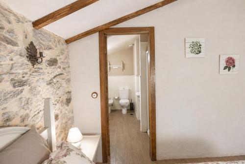 a room with a bathroom with a toilet and a mirror at Casas de Xisto in Mogadouro