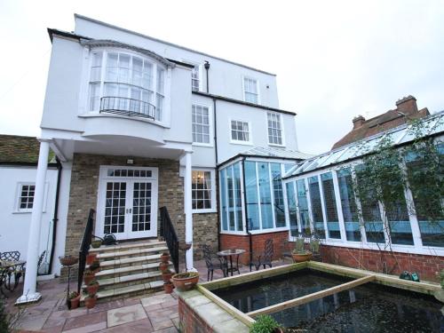 ein Haus mit einem Swimmingpool davor in der Unterkunft Thanington hotel in Canterbury