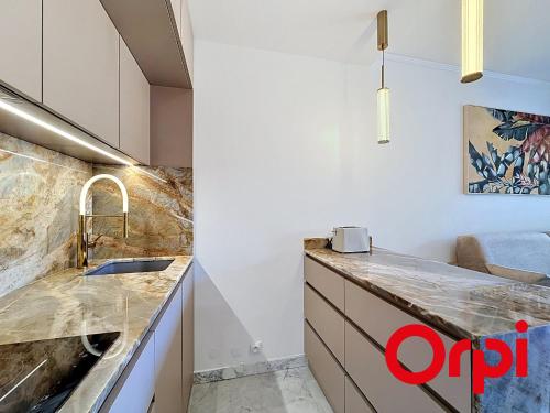 Appartement Rénové avec Terrasse et Parking à Menton