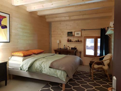 a bedroom with a bed and a wooden wall at La chambre Kimono in Onnion