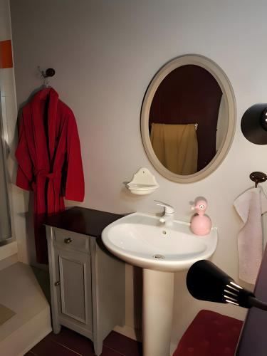 a bathroom with a white sink and a mirror at La chambre Kimono in Onnion