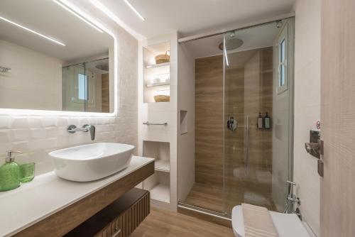 Elegant & Homey Under Acropolis