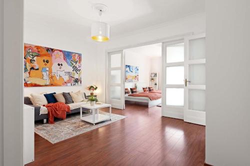 Sun-Soaked Art Flat w Balcony nr Opera House