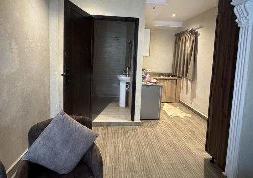 un bagno con una sedia, una doccia e un lavandino di Hotel Asael a Ourika