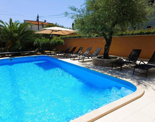 Paradise for children, Family apartment Oros Medulin, with a pool, gl